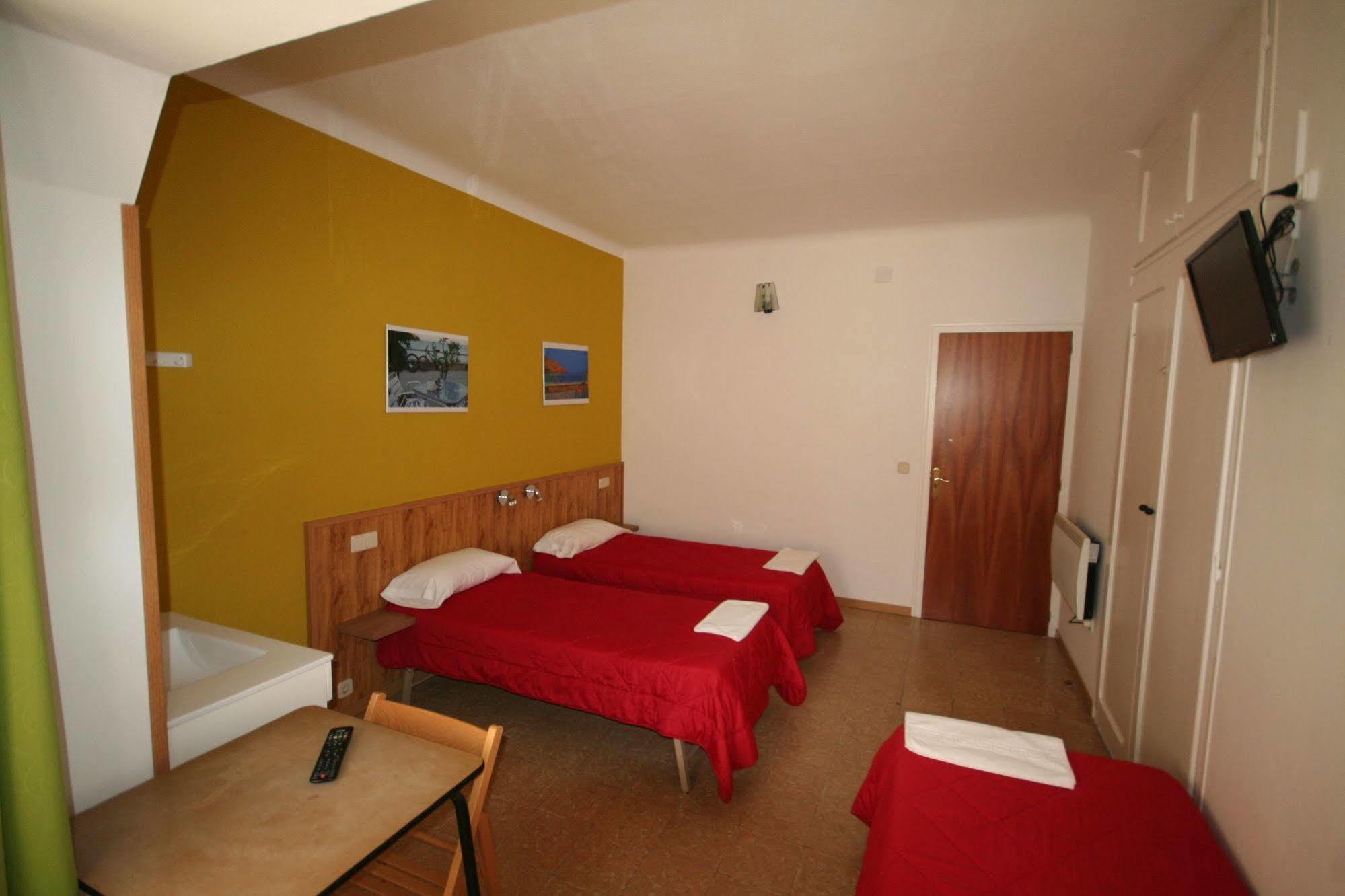 Hostal Juventus Portbou Exterior photo